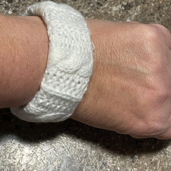Britt's Knits bangle bracelet white cable knit NEW - Picture 4 of 4